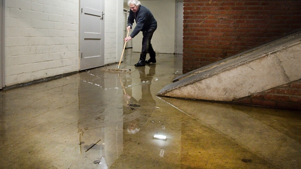 De oorzaken en oplossingen voor water in de kelder